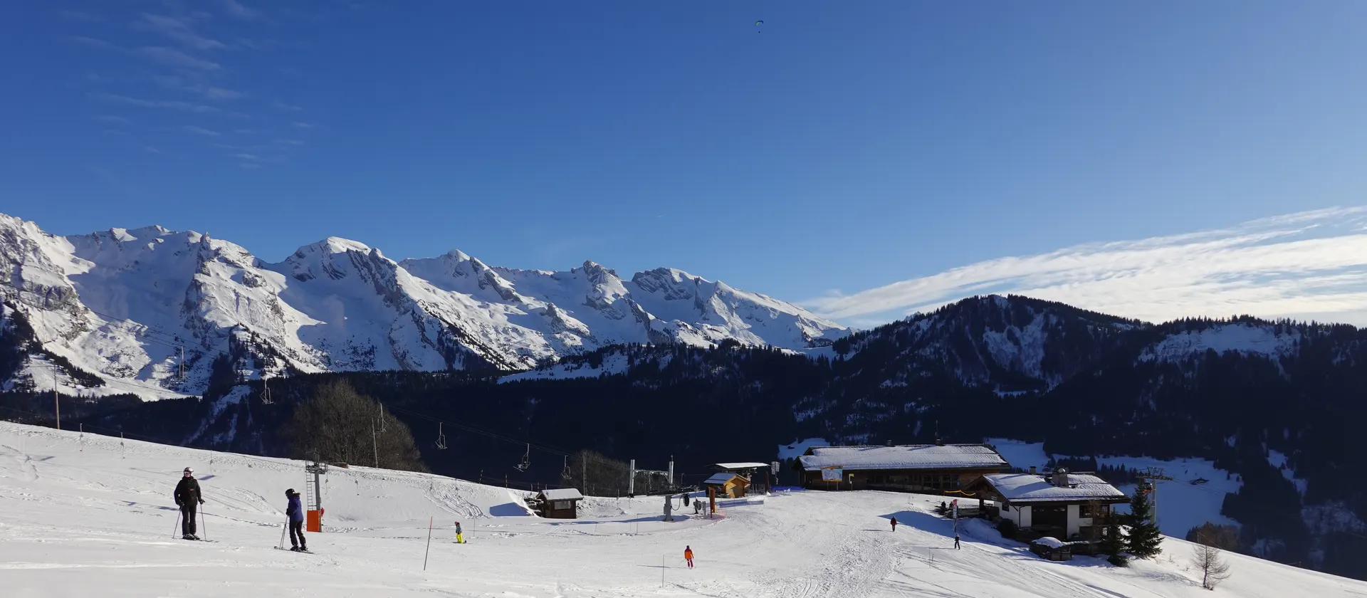 La chaîne des Aravis enneigée vue des pistes du Grand-Bornand, un matin d'hiver.